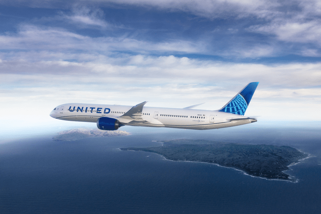 This image shows a Boeing 787 in United Airlines colors.